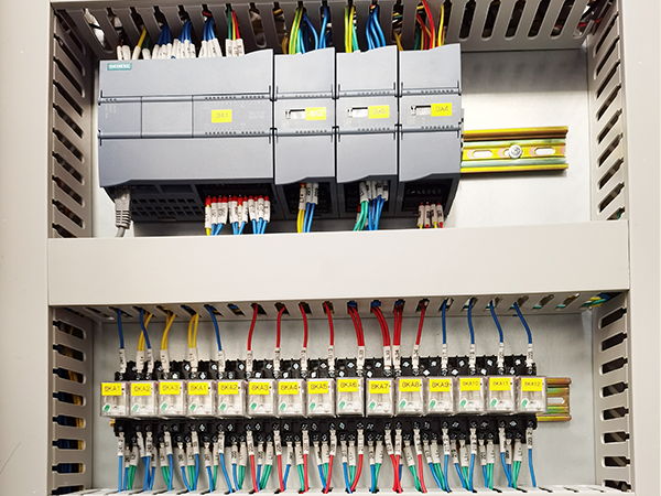 PLC柜細節(jié)3.png